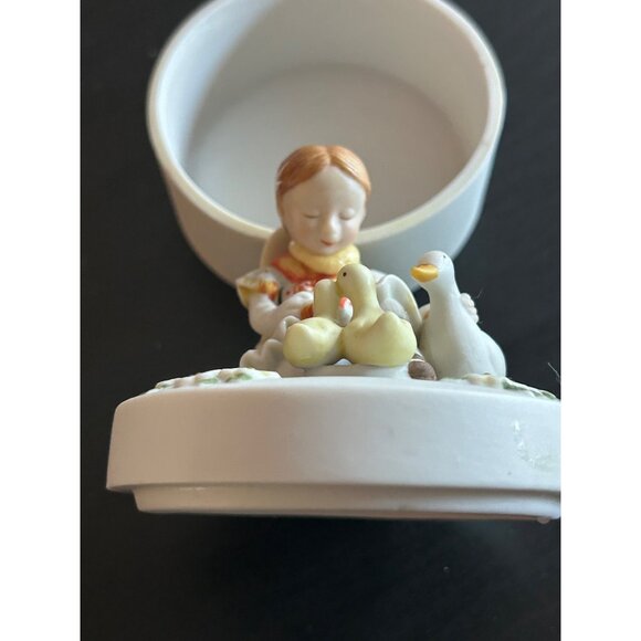 Porcelain Figurine Trinket Box A Mothers Touch Holly Hobbie 1980 Limited Edition - Picture 2 of 7